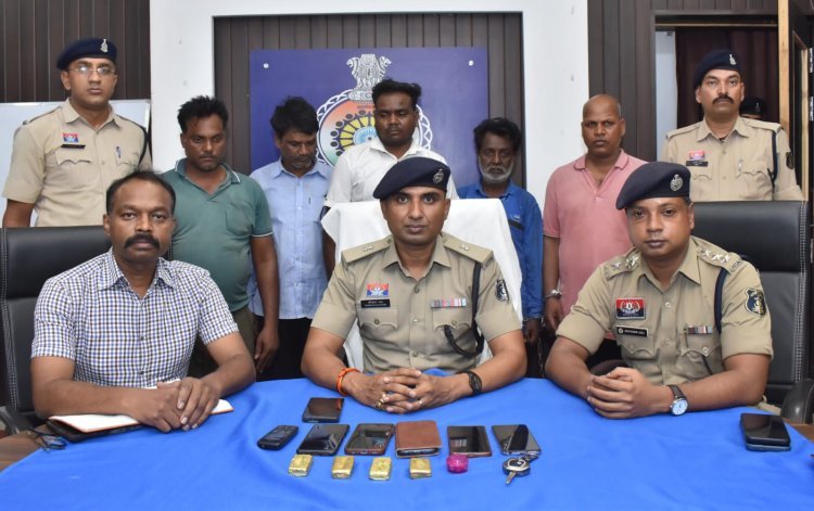 नकली सोने के बिस्किट बेचकर ठगी, 5 आरोपी गिरफ्तार, 1.24 किलो नकली धातु और कार जब्त