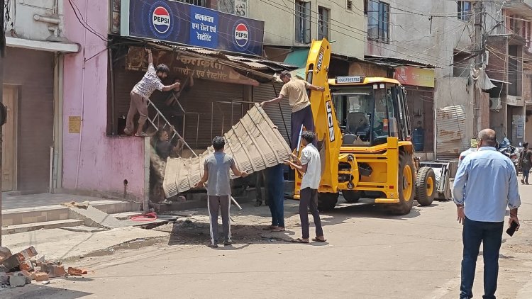 हाईकोर्ट के आदेश के बाद निगम का एक्शन, उत्पल घोष के अवैध कब्जे पर चला बुलडोजर