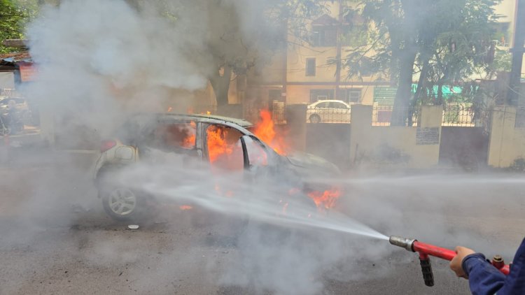 हेमचंद विश्वविद्यालय के सामने खड़ी कार में लगी भीषण आग, दमकल ने पाया काबू