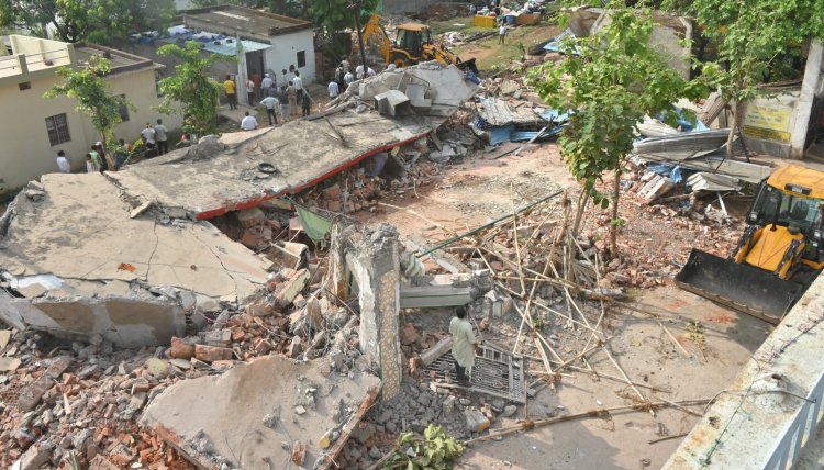 हाईकोर्ट के आदेश पर चला बुलडोजर: भिलाई में अवैध मदरसा, मकान और दुकानें ध्वस्त