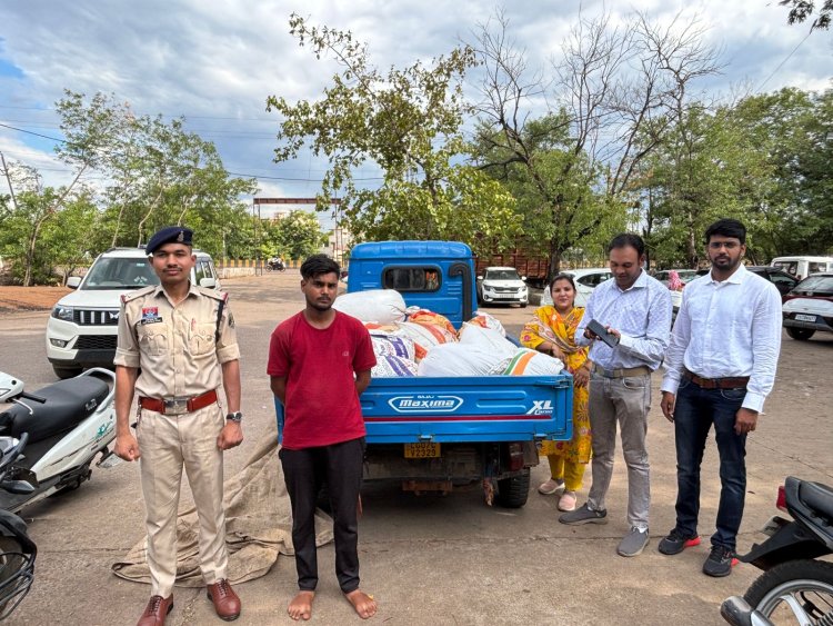 बिना दस्तावेज पीडीएस चावल ले जाते पकड़ा गया सन्नी साव, 14 कट्टा चावल और मालवाहक वाहन जब्त