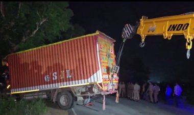 खराब बस को धक्का लगा रहे थे यात्री, तेज रफ्तार कंटेनर ने पीछे से मारी जोरदार टक्कर, 5 लोगों की मौत