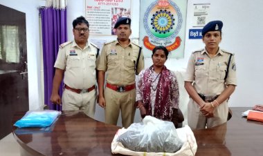 घर में चल रहा था गांजे का कारोबार, महिला गिरफ्तार, 1 किलो से ज्यादा गांजा और नकदी जब्त