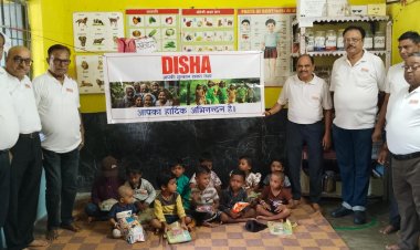 ड्राइंग कॉपी और कलर बॉक्स पाकर खिल उठे बच्चों के चेहरे, दिशा ने आंगनबाड़ी  में बांटी अध्ययन सामग्री