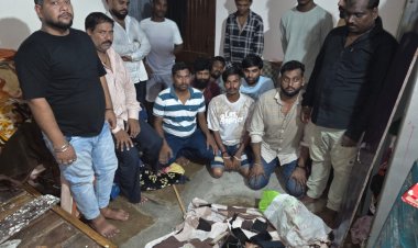भिलाई खुर्सीपार में जुआ फड़ पर छापा, मकान मालकिन सहित 15 आरोपी गिरफ्तार, ₹3.27 लाख की संपत्ति जब्त