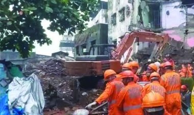 चार मंजिला इमारत का हिस्सा ढहा, छह की मौत, कई के मलबे में फंसे होने की आशंका