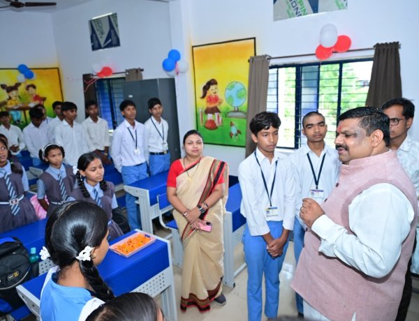 शाला प्रवेशोत्सव में शिक्षा मंत्री ने नवप्रवेशी बच्चों का किया स्वागत, स्मार्ट क्लास का किया शुभारंभ