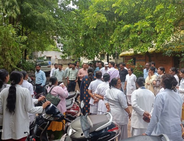 स्वास्थ्य कर्मचारी संघ का प्रदर्शन, बर्खास्त संविदा कर्मियों की बहाली की मांग तेज