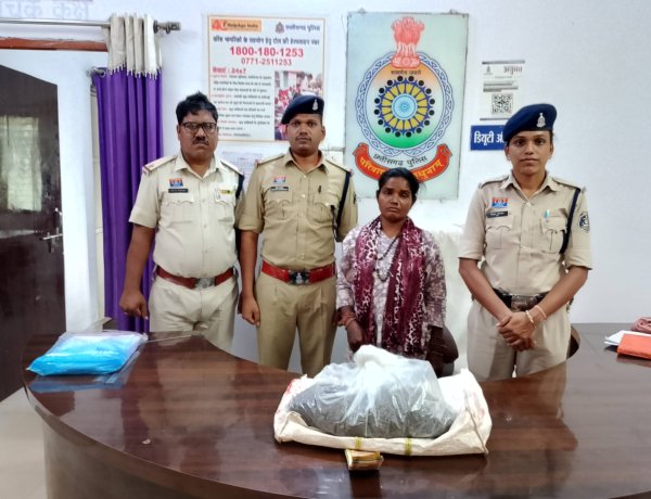 घर में चल रहा था गांजे का कारोबार, महिला गिरफ्तार, 1 किलो से ज्यादा गांजा और नकदी जब्त