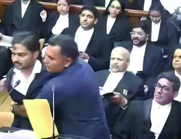 सुप्रीम कोर्ट में हंगामा करने वाले दो कानून के छात्र गिरफ्तार, सीजेआई पर अभद्र टिप्पणी और सुरक्षा कर्मियों से धक्का-मुक्की का आरोप