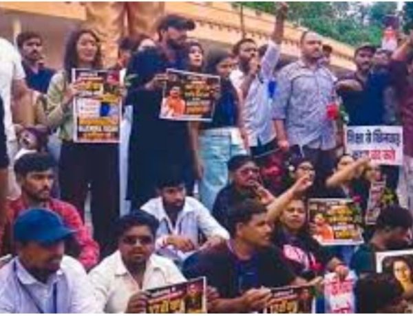 रायपुर में शिक्षा मंत्री गजेंद्र यादव के इस्तीफे की मांग, पेपर लीक के विरोध में छात्रों का प्रदर्शन