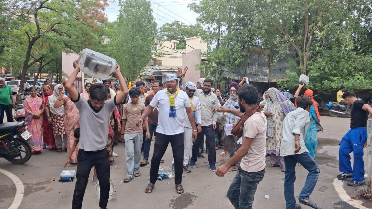 बिजली दर वृद्धि के खिलाफ AAP का कलेक्ट्रेट में प्रदर्शन, मीटर तोड़कर जताया विरोध