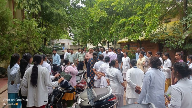 स्वास्थ्य कर्मचारी संघ का प्रदर्शन, बर्खास्त संविदा कर्मियों की बहाली की मांग तेज