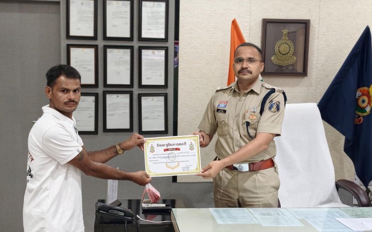 धमतरी से काठमांडू तक साइकिल यात्रा कर दिया नशा मुक्ति का संदेश, समाजसेवी तुलसी राम साहू का एसपी ने किया सम्मान