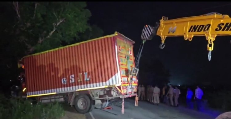 खराब बस को धक्का लगा रहे थे यात्री, तेज रफ्तार कंटेनर ने पीछे से मारी जोरदार टक्कर, 5 लोगों की मौत
