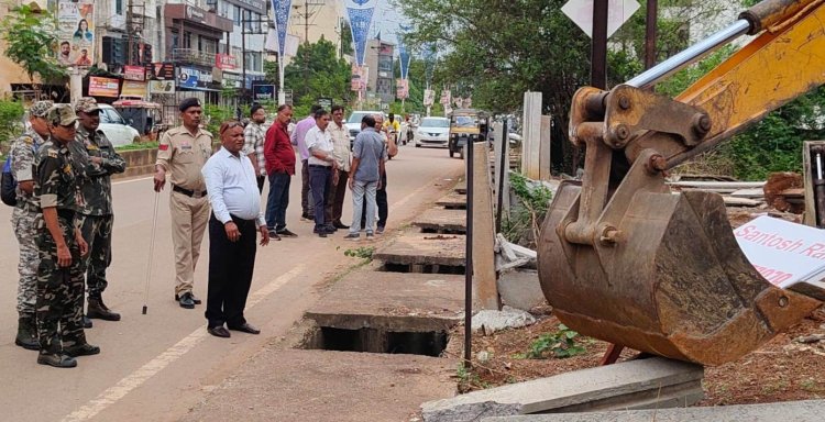 नेहरू नगर में निगम का बुलडोजर एक्शन, 4 अवैध प्रीकास्ट बाउंड्रीवाल तोड़कर सरकारी जमीन कराई कब्जामुक्त