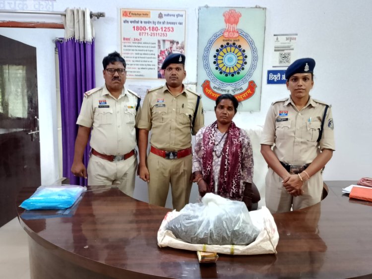 घर में चल रहा था गांजे का कारोबार, महिला गिरफ्तार, 1 किलो से ज्यादा गांजा और नकदी जब्त