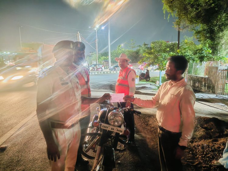 मॉडिफाइड साइलेंसर वाली बुलेट पर कार्रवाई, ₹5 हजार का चालान, मौके पर हटवाया साइलेंसर