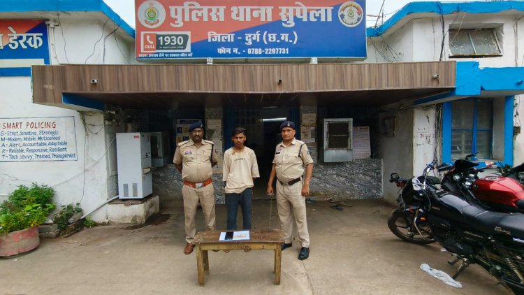चाकू की नोक पर छात्रों से मोबाइल और नकदी लूटने वाला आरोपी गिरफ्तार, एक नाबालिग भी पुलिस की गिरफ्त में