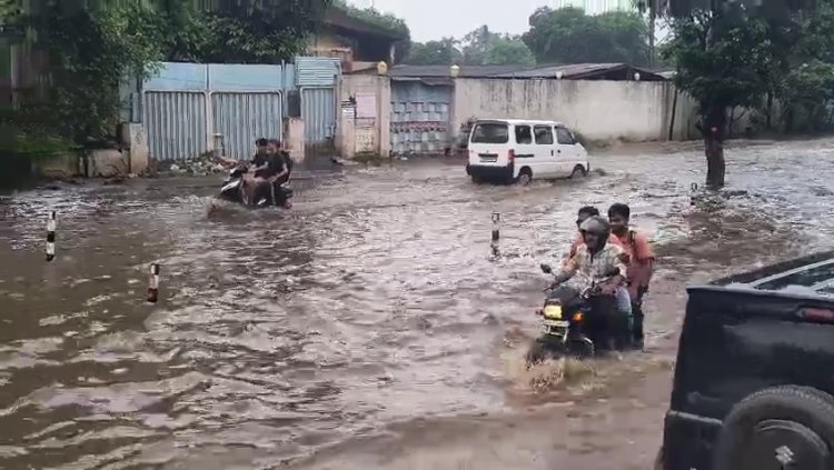 चंदनडीह में जलभराव से हाईवे पर रेंगते वाहन, सिरसा गेट मार्ग बंद