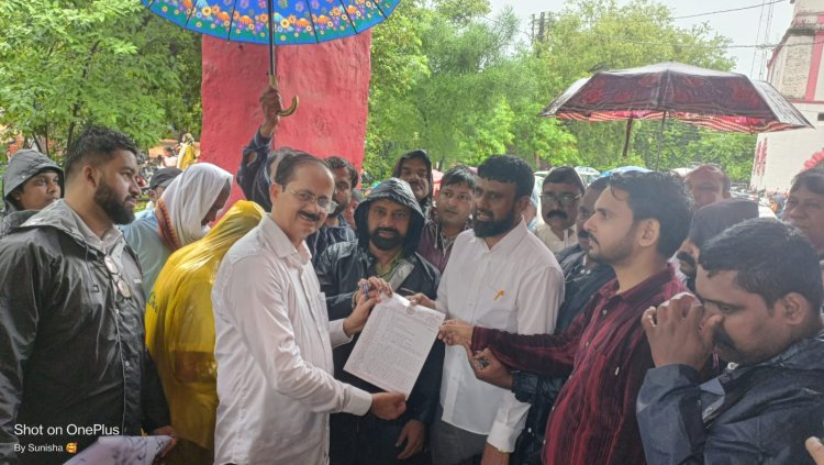 स्वास्थ्य कर्मचारियों ने खोला मोर्चा, मांगों को लेकर मुख्यमंत्री और स्वास्थ्य मंत्री के नाम सौंपा ज्ञापन