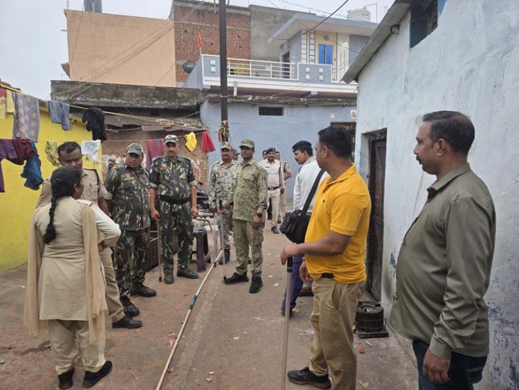 पुलिस का तड़के चार घंटे का मेगा अभियान: 34 पौवा अवैध शराब जब्त, 7 वारंटियों पर कार्रवाई
