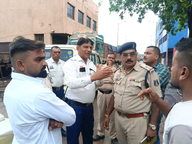 हथखोज ट्रांसपोर्ट नगर में सड़क पर खड़े वाहन हटाने के निर्देश, दो दिन बाद होगी कार्रवाई
