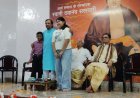 गुरु के सम्मान में शिष्यों ने धोए चरण, चित्रकार गौतम सील सम्मानित
