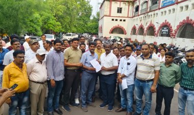 राजस्व पटवारी संघ दुर्ग ने मुख्य सचिव के नाम सौंपा ज्ञापन, पदोन्नति प्रक्रिया शुरू करने, वेतन विसंगति दूर करने और भर्ती नियमों में संशोधन की उठाई मांग