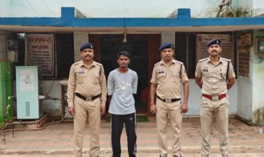 बार के बाहर हथियार लहराकर लोगों को धमका रहा था युवक, पुलिस ने दबोचा