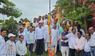 खुर्सीपार सामाजिक भवन में धूमधाम से मनाया गया स्वतंत्रता दिवस