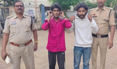 जेल के सामने रील बनाना पड़ा भारी, दो युवक गिरफ्तार