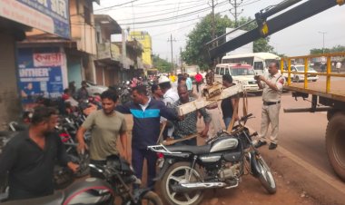 नो पार्किंग में खड़े 96 वाहनों पर ई-चालान, ऑटो डीलरों के 14 दोपहिया वाहन जब्त कार्रवाई के लिए सुपुर्द