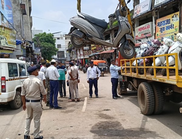 दुर्ग में ट्रैफिक पुलिस का बड़ा अभियान, नो पार्किंग से वाहन उठाए, NH से हटाए भारी वाहन