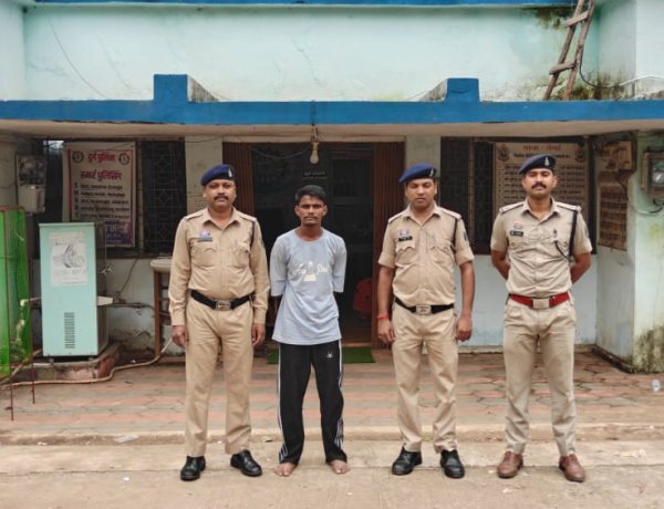 बार के बाहर हथियार लहराकर लोगों को धमका रहा था युवक, पुलिस ने दबोचा