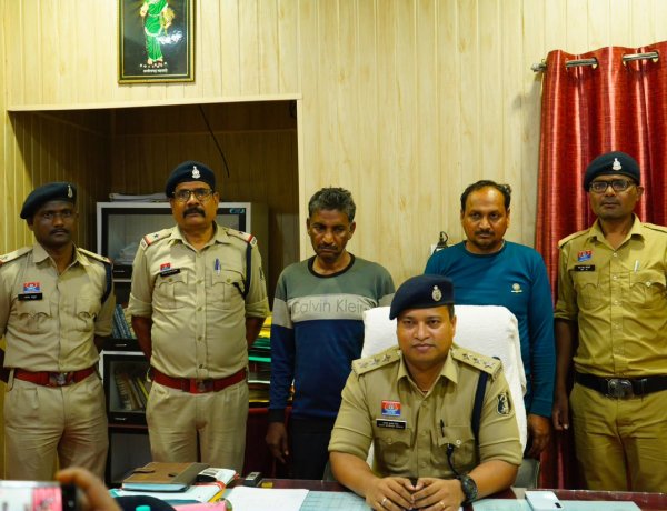 शराब दुकान में चोरी करने घुसे दो आरोपी अंदर ही फंसे, पुलिस ने दबोचा