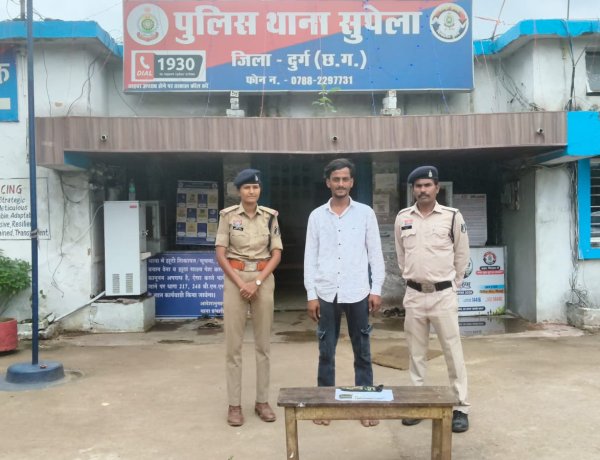 सड़क पर आने-जाने वालों को धमका रहा था मेहताब कुरैशी; पुलिस ने स्टील का धारदार हथियार जब्त कर रिमांड पर भेजा