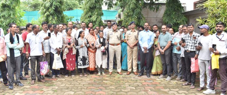 दुर्ग पुलिस ने लौटाई 200 लोगों की मुस्कान, 60 लाख के गुम मोबाइल मालिकों को किए वापस