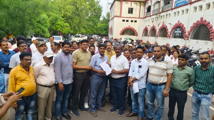राजस्व पटवारी संघ दुर्ग ने मुख्य सचिव के नाम सौंपा ज्ञापन, पदोन्नति प्रक्रिया शुरू करने, वेतन विसंगति दूर करने और भर्ती नियमों में संशोधन की उठाई मांग