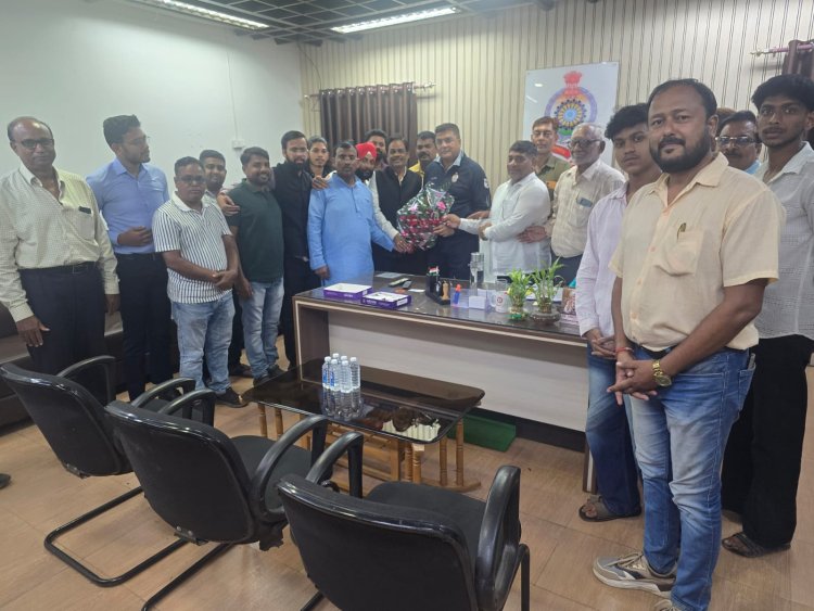 पुलिस कप्तान से मिले जनहित संघर्ष समिति के सदस्य, जन्मदिन की शुभकामनाओं के साथ शहर की समस्याओं पर सौंपा सुझाव
