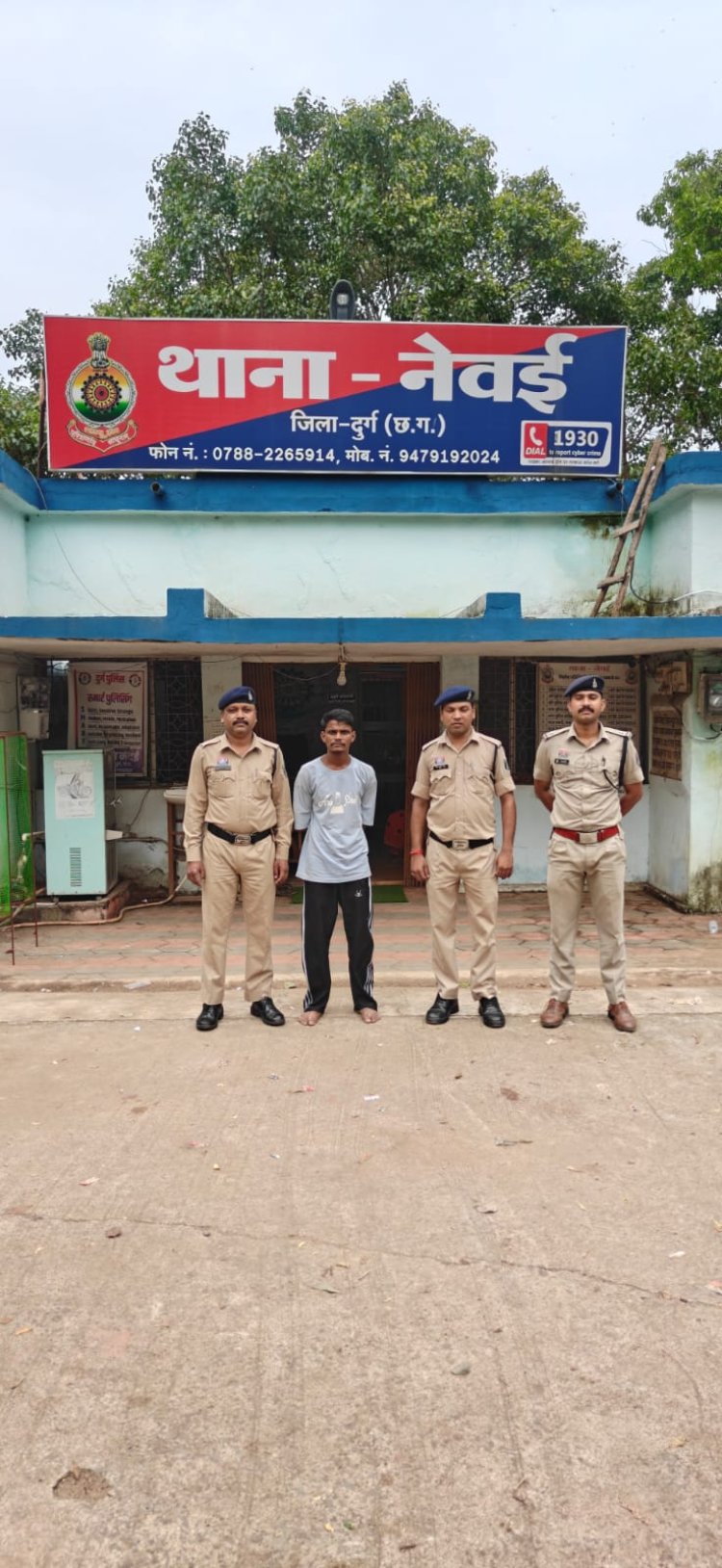 बार के बाहर हथियार लहराकर लोगों को धमका रहा था युवक, पुलिस ने दबोचा