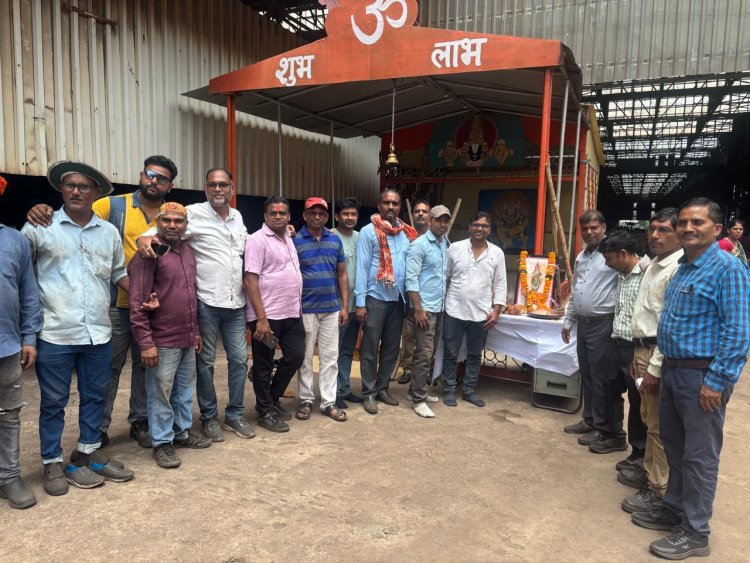 रेलवे के लोको शेड से यार्ड तक छाया हरेली का रंग, उपकरणों की पूजा के साथ छत्तीसगढ़ी गीत-संगीत की धूम