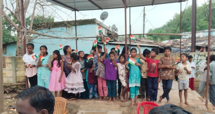 160 बच्चों को मोजे, जरूरतमंद विद्यार्थियों को कंपास बॉक्स, स्कूलों में खेल सामग्री और 400 बच्चों को बांटी मिठाई