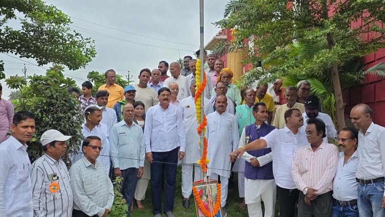 खुर्सीपार सामाजिक भवन में धूमधाम से मनाया गया स्वतंत्रता दिवस