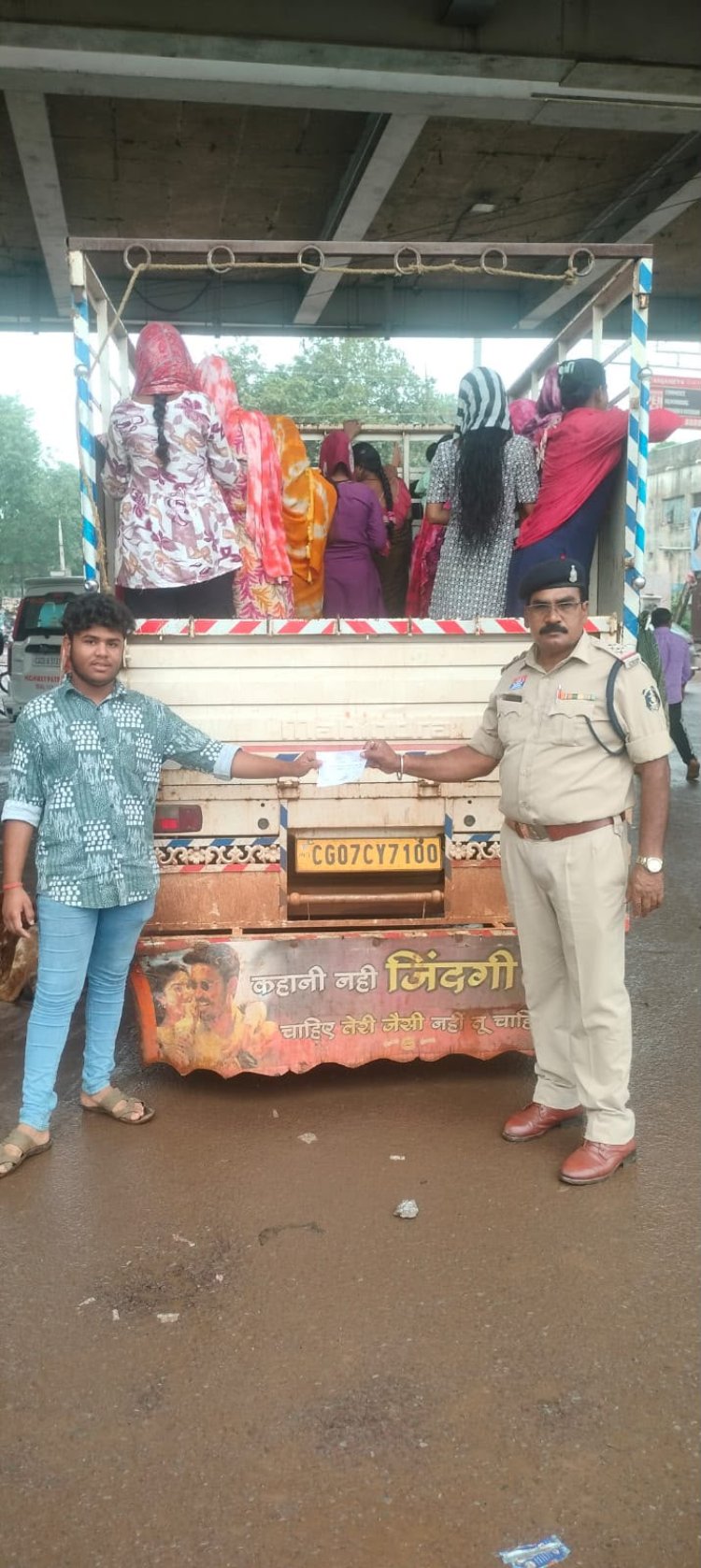 मालवाहक वाहनों में सवारी बैठाना पड़ा भारी, 10 वाहनों पर कार्रवाई