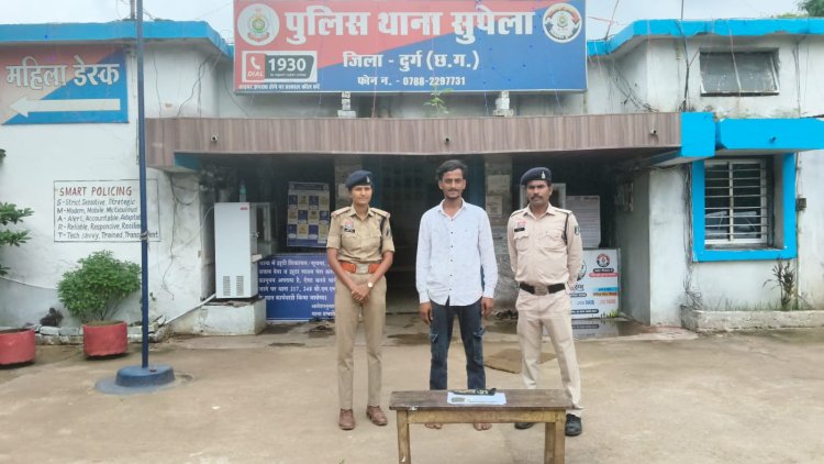 सड़क पर आने-जाने वालों को धमका रहा था मेहताब कुरैशी; पुलिस ने स्टील का धारदार हथियार जब्त कर रिमांड पर भेजा