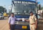 नशे में बस चला रहे थे दो ड्राइवर, ट्रैफिक पुलिस ने दोनों बसें की जब्त