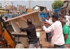 सड़क पर फर्नीचर रखकर कारोबार करना पड़ा महंगा, निगम ने सामान किया जब्त