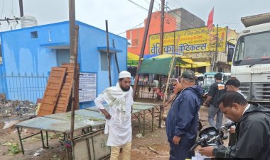 सुपेला पानी टंकी के सामने सड़क पर फर्नीचर का कब्जा, निगम ने चलाया बुलडोजर