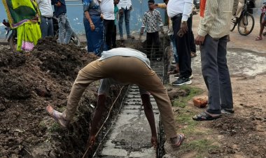 नाली निर्माण में गड़बड़ी मिली तो महापौर ने रुकवाया काम, ठेकेदार को लगाई फटकार